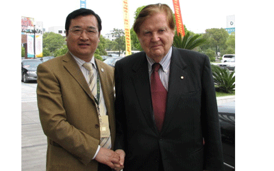 集团董事长与罗伯特·蒙代尔亲切交谈